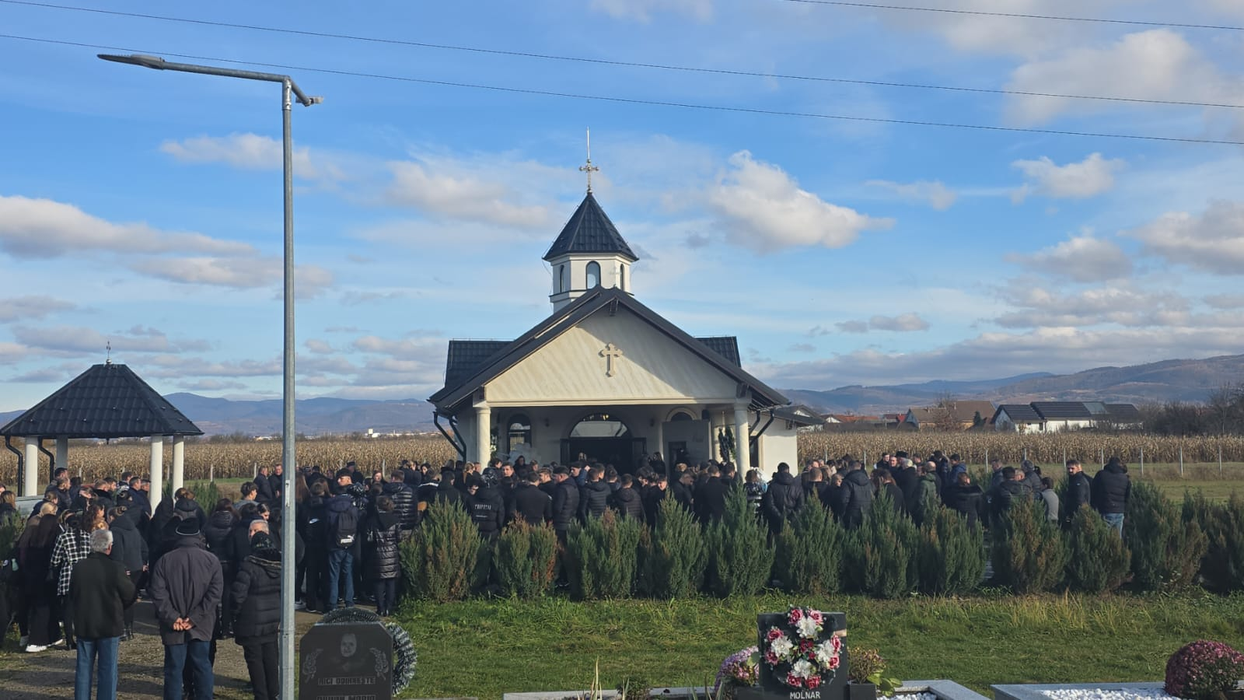 Primele imagini de la înmormântarea lui Vlăduț din Satu Mare! Durere fără margini