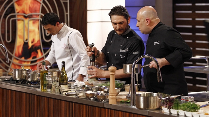 Cei trei jurati de la "MasterChef" trec la treaba! Vor gati in fata concurentilor!