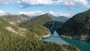 Un lac foarte vizitat de turiști este în pericol. Nivelul apei s-a diminuat considerabil