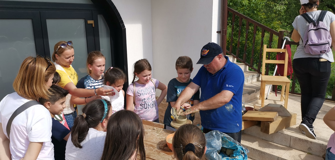 Copiii învață direct de la sursă meșteșugul olăritului