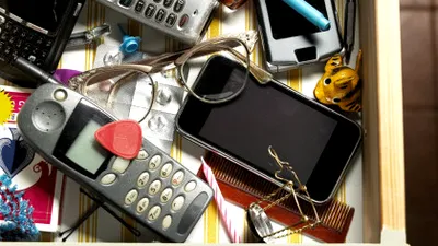 Telefonul vechi din sertar ți-ar putea incendia casa. Cum te asiguri că minimizezi riscul