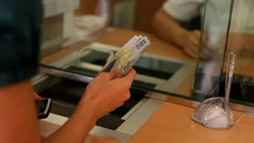 Veste bună pentru românii care au rate la bancă! Cursul euro, cotat la cel mai redus nivel din ultimele trei luni