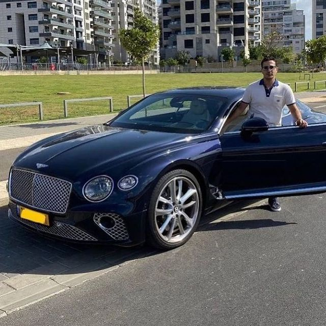 Simon Leviev lângă autoturismul Bentley/ Sursă foto: Instagram.com