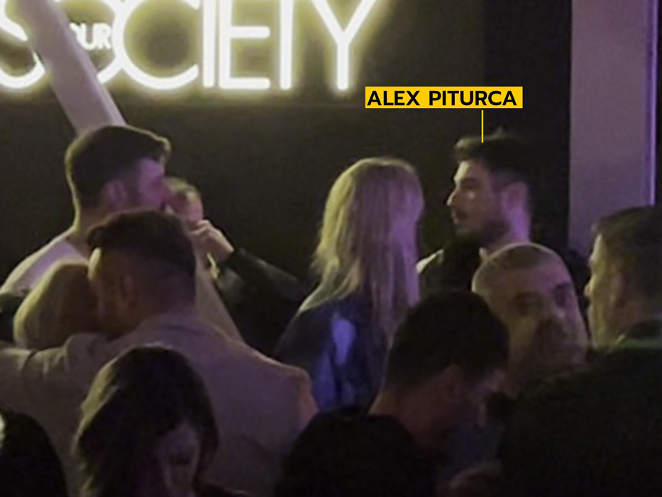 Alex Pițurcă s-a "pliat" perfect între două sexy-blondine, la Loft Mamaia (Foto: CANCAN.RO)