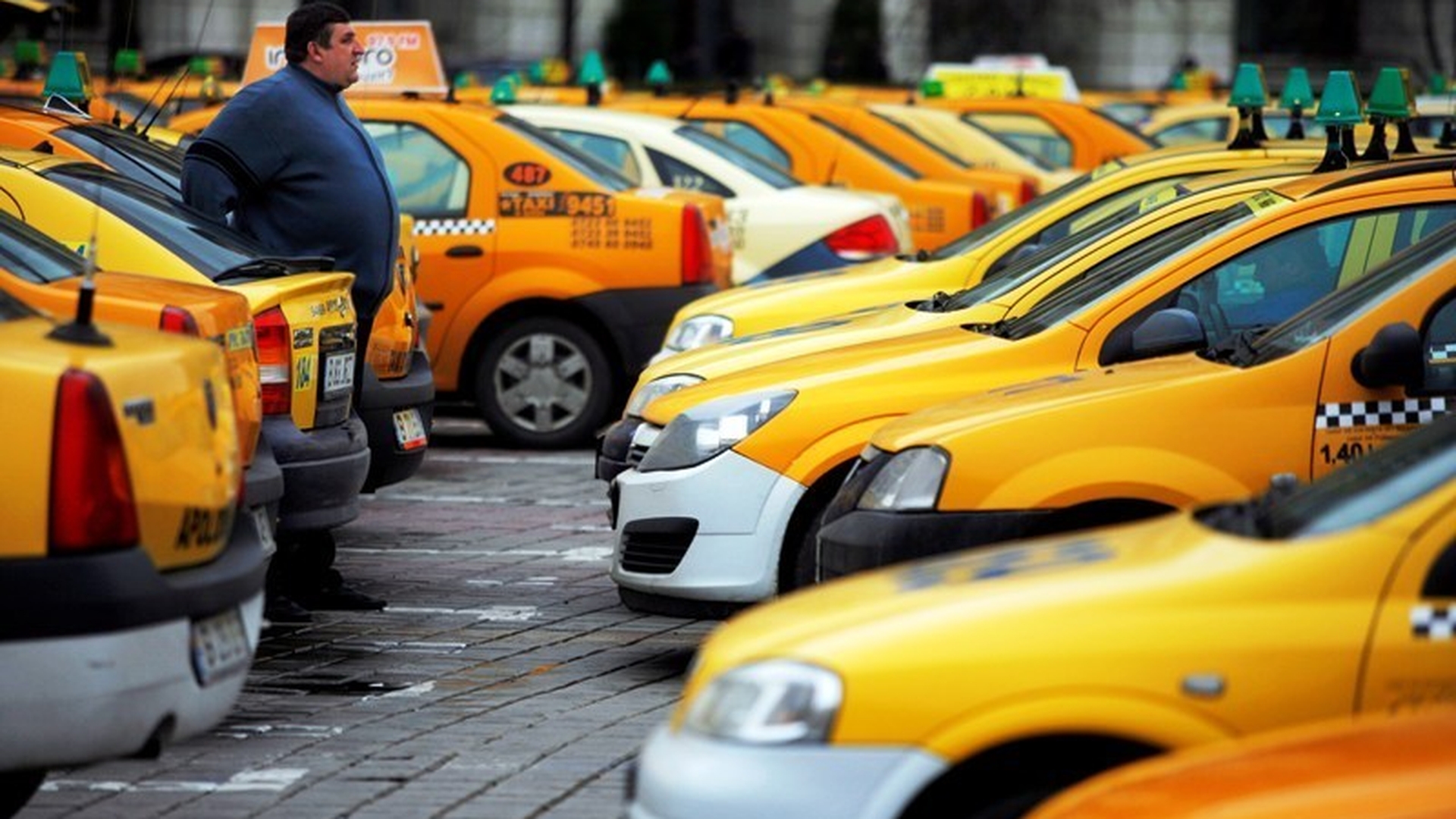 S-a decis modificarea legii taximetriei care blochează UBER! Doar teoretic, pentru că practic...