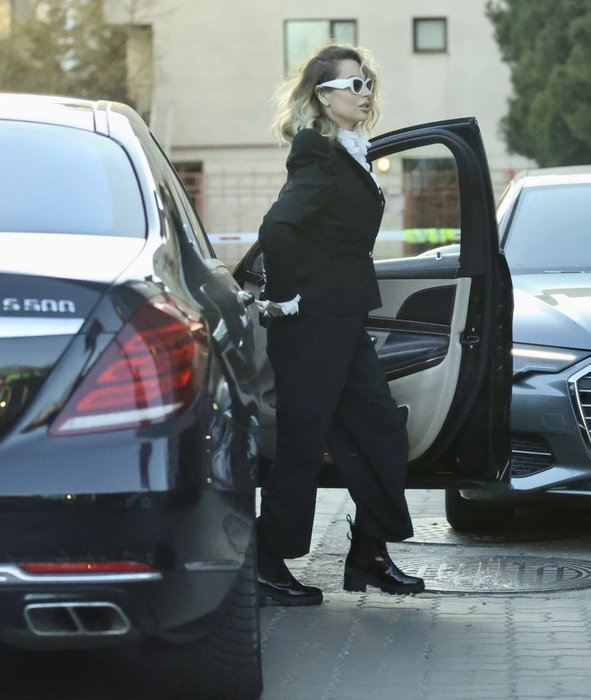 Gabriela Pavel iese din Maybach (SURSA FOTO: CANCAN.RO)
