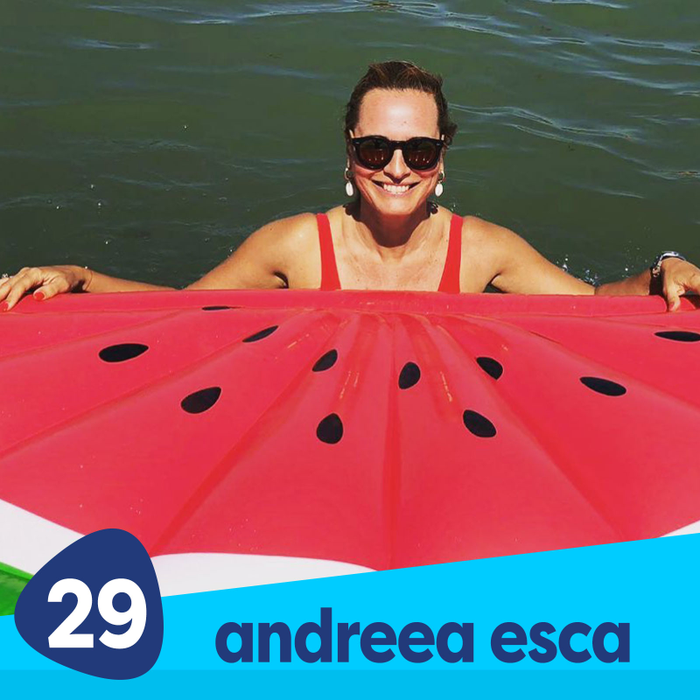 Andreea Esca, sexy și jucăușă pe plajă