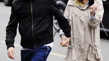 Iubitul lui Kate Hudson se plimba pe strada cu punga de plastic pe cap! Ce-o fi patit?