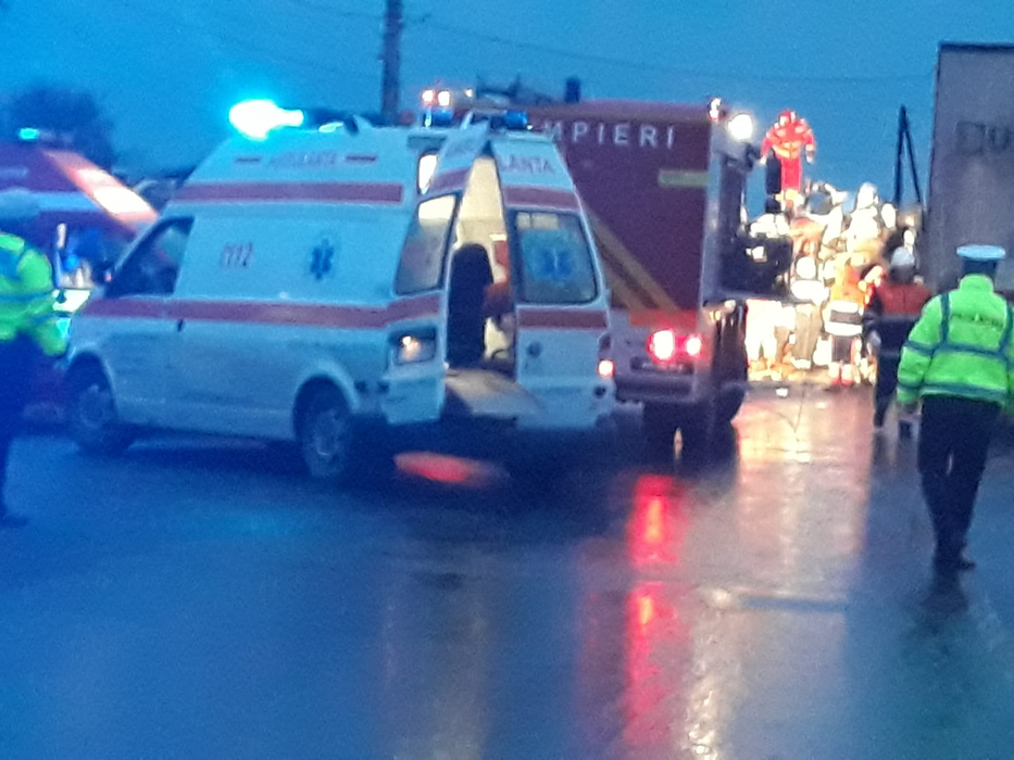 Accident cumplit pe DN6! Două TIR-uri s-au ciocnit violent, iar unul dintre șoferi a rămas încarcerat