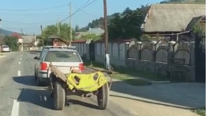 Românul e inventiv! Ce trăgea această maşină după ea

