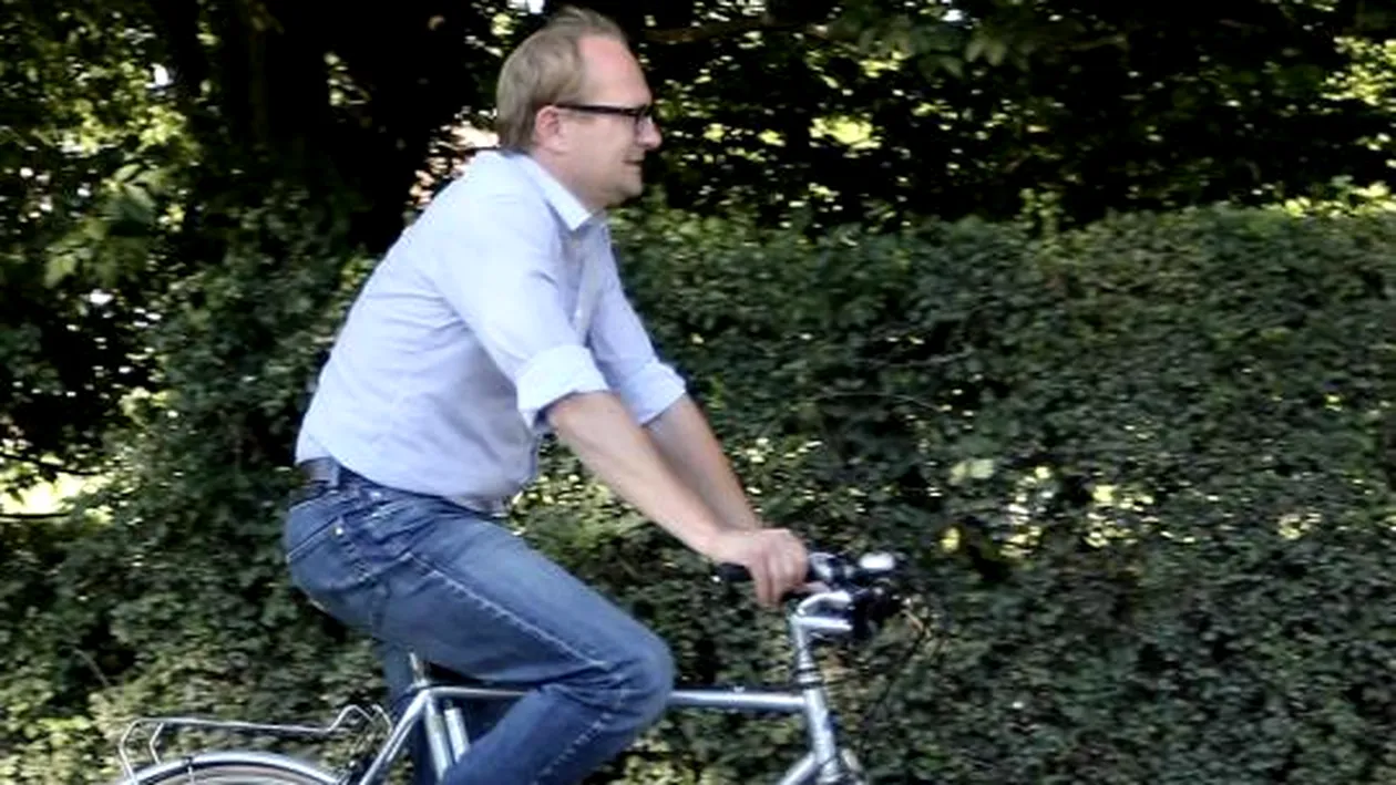 Un ministru belgian care promova mersul pe bicicletă a descoperit şocat că propria bicicletă i-a fost furată!