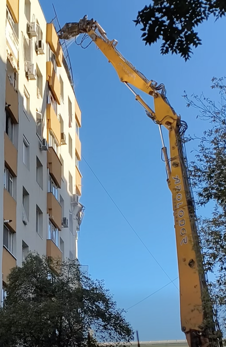 A început demolarea blocului afectat de explozia din Rahova. Primele imagini + planul autorităților