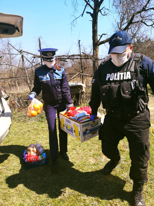 Polițiști aflați în prima linie în timpul pandemiei