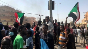 Cel puțin trei oameni au murit și alți 80 au fost răniți în Sudan, după ce armata a deschis focul împotriva protestatarilor