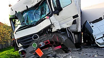 Tragedie in Mures! Un mort si cinci raniti in urma unui accident cu un microbuz, un TIR si un autoturism