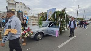 Tânărul ucis în răfuiala dintre clanuri la Craiova a fost înmormântat. Zeci de oameni l-au condus pe ultimul drum