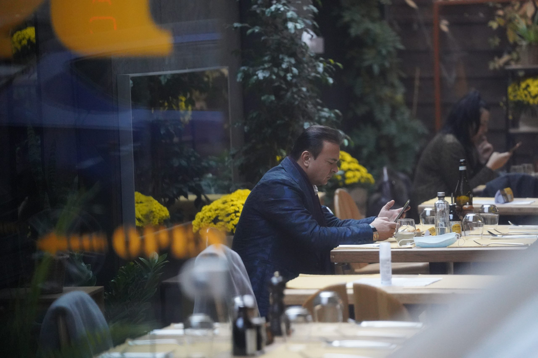 William Brânză s-a destins la un restaurant din Capitală, dar nu a uitat de telefonul pe care l-a butonat cam des