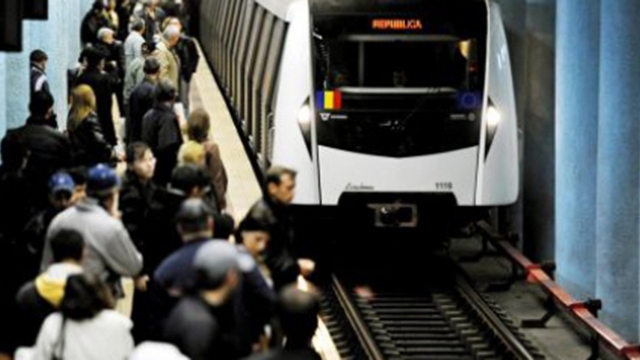 Haos in Bucuresti! Circulatia a fost blocata, dupa ce o femeie s-a aruncat in fata metroului la Piata Romana
