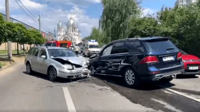 Fosta șefă Poliției Maramureș, implicată într-un accident, după ce a pătruns pe contrasens. Chestorul în rezervă și alte două persoane au ajuns la spital
