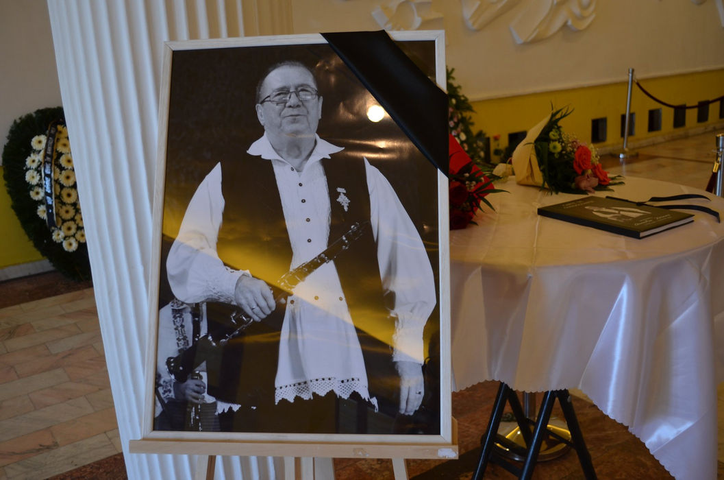 Sicriul cu trupul lui Dumitru Fărcaș a fost depus la Casa Studenților din Cluj Napoca
