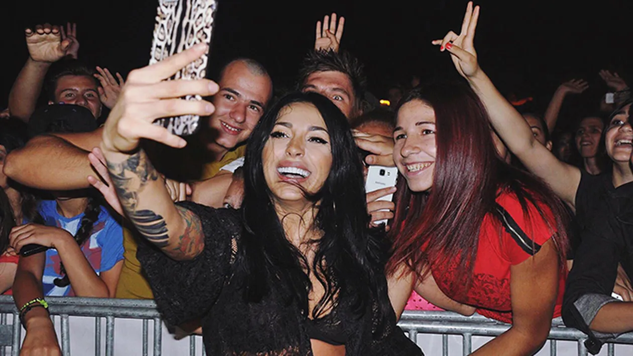 UPS! RUBY s-a fotografiat la piscină, dar fanii au văzut imediat acest DETALIU! Ruby, ai un...