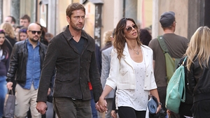 Mădălina Ghenea si Gerard Butler au luat la misto paparazzii! Uite cum au reacţionat când s-au văzut fotografiaţi