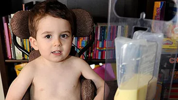 Un baietel de patru ani nu a mancat niciodata! Nu stie ce gust are mancarea