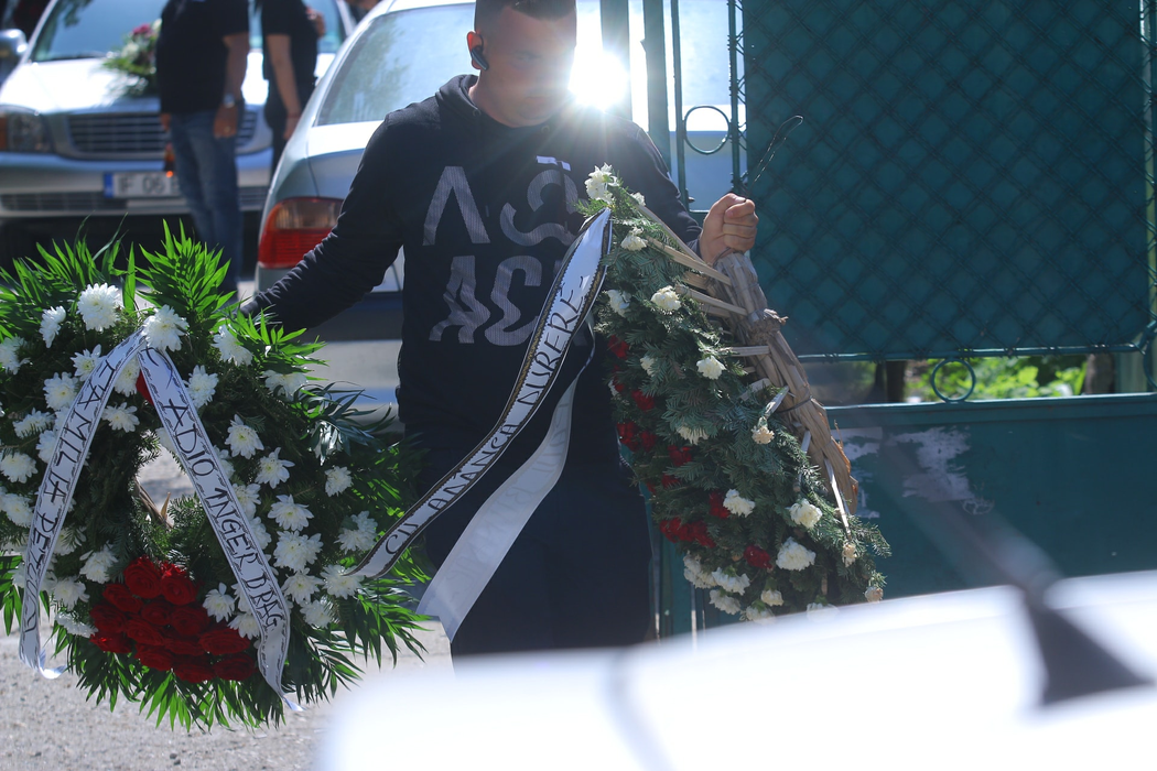 Mesajul tulburător scris pe coroana adusă de Nelu Ploieșteanu pentru fiul său mort
