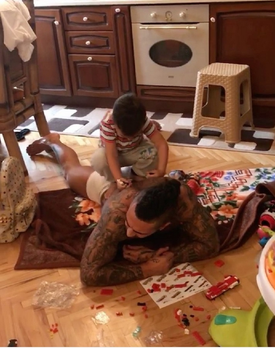 Alex Velea şi Dominic, fiul cel mare cu Antonia. Sursa foto: Instagram