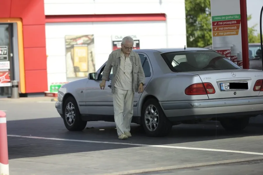 Irinel Columbeanu a tras la o benzinărie, în drumul spre Cosmopolis, unde locuiește cu chirie