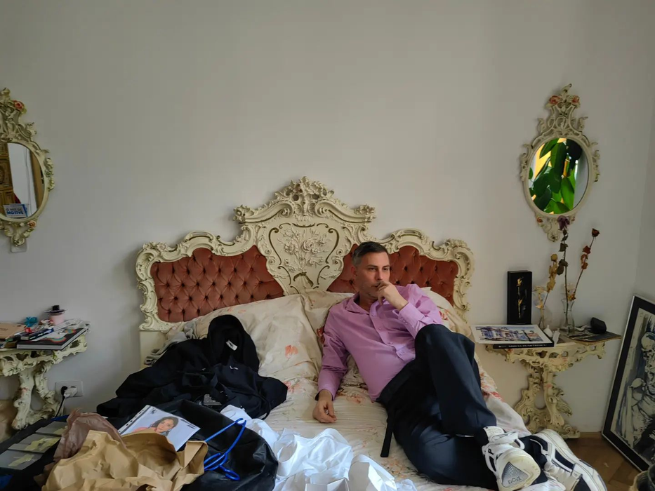 Este pentru prima dată când un critic de modă o evaluează pe emblema PRO TV. Ovidiu Buta a luat-o la ”rost” pe Andreea Esca!