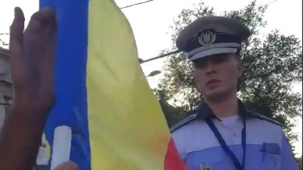 Un șofer din Capitală a fost oprit în trafic din cauza unui steag tricolor