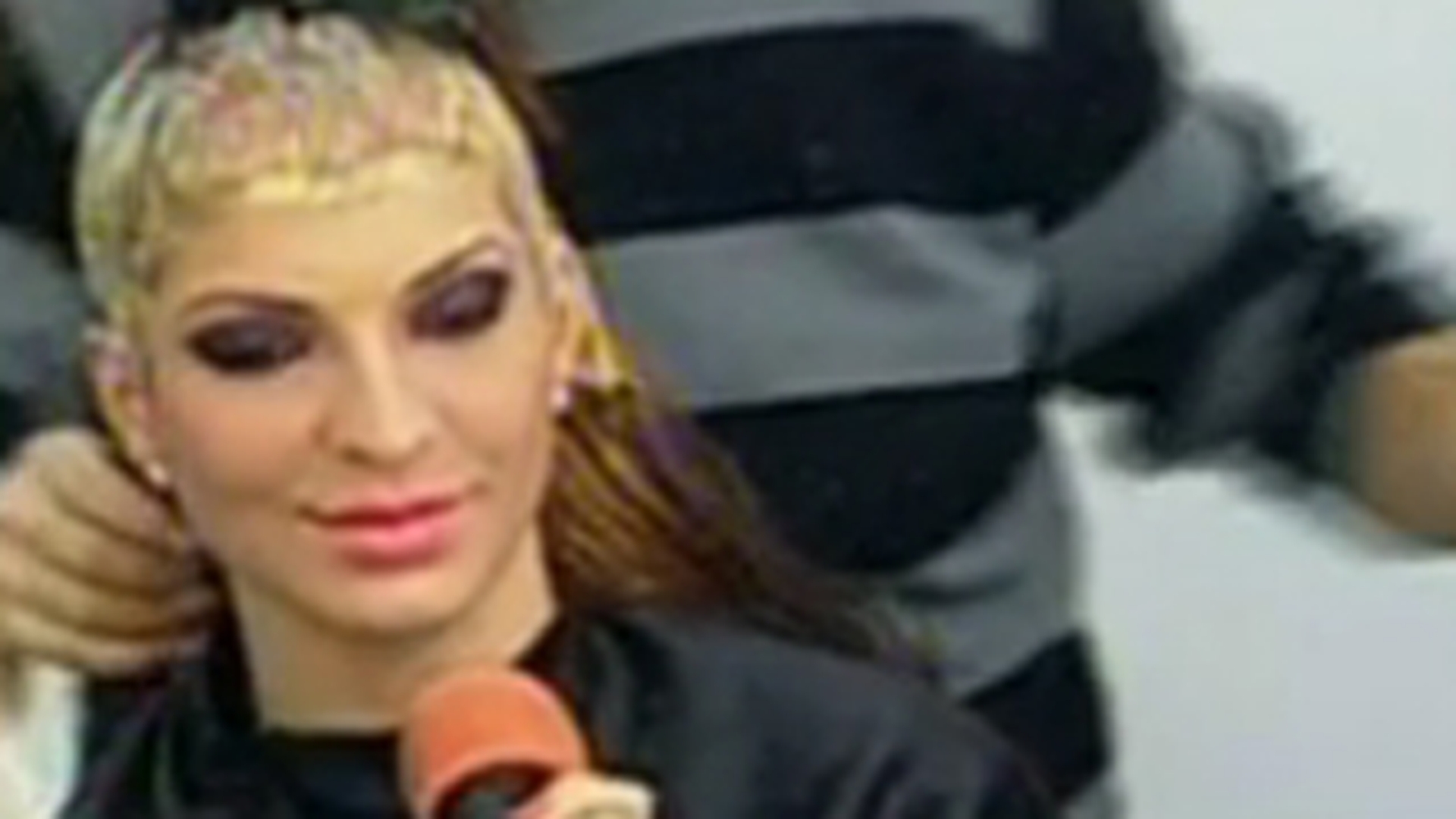 VIDEO Tonciu s-a facut blonda! Uite cum arata fosta bruneta a lui Mitea!