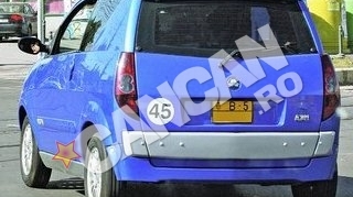 Pana la Ferrari, se da cu masinuta "de jucarie". Ionut Cercel e sofer prin Capitala, chiar daca n-a implinit nici 16 ani