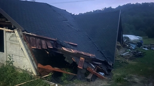 Furtuna a făcut ravagii în 15 județe! Un tânăr de numai 18 ani a murit după ce acoperișul desprins al unei case s-a prăbușit peste el