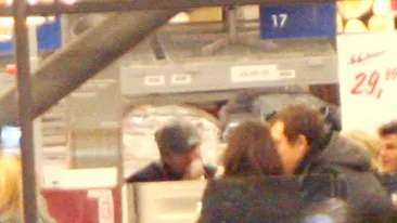 Adio, caviar! Adio, somon fume! Botezatu si-a potolit foamea devorand hot-dog dupa hot-dog! Copioasa masa l-a costat 3 lei!