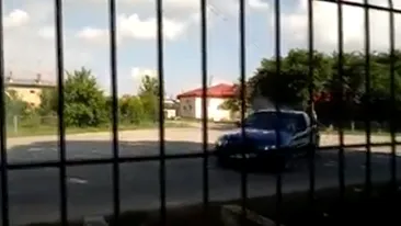 VIDEO. Drifturi printre pietoni, pe ulițele din Mătăsaru, Dâmbovița. Șoferul teribilist, reclamat la poliție