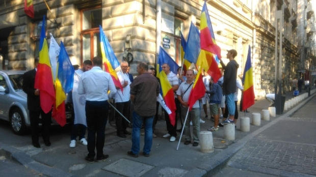 Membrii PRU îl susţin pe VICTOR PONTA! Oamenii au ieşit în stradă