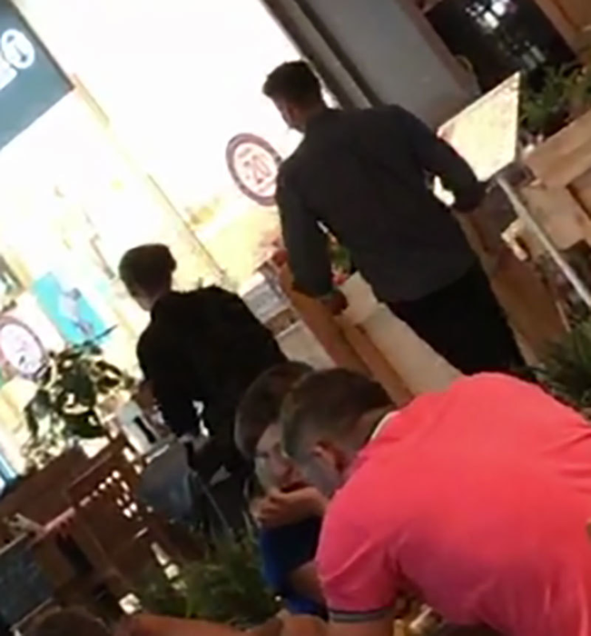 Ana Maria şi prietenul ei se plimbă prin mall