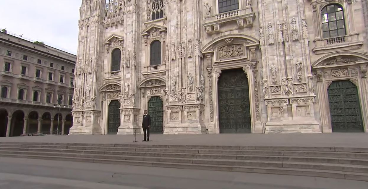 Imagini răvășitoare! Andrea Bocelli, concert uluitor în fața Domului din Milano, fără niciun spectator. Mesajul artistului a făcut înconjurul lumii