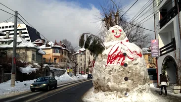 Ninsoarea înseamnă şi multă bucurie! La Sinaia, oamenii au făcut cel mai mare om de zăpadă din România!
