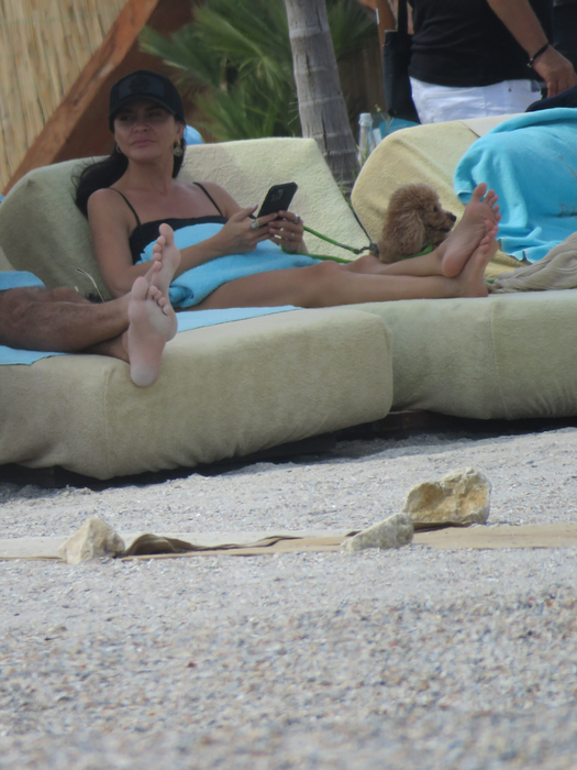 Adelina Chivu a ales să se relaxeze câteva ore pe şezlong, timp în care şi-a verificat de câteva ori mesajele  (Foto: CANCAN.RO)