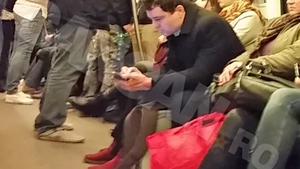 Celebrul politician s-a înghesuit cu ceilalţi călători! NU E NICI O REGIE! Ghici pe cine am filmat azi în metrou!