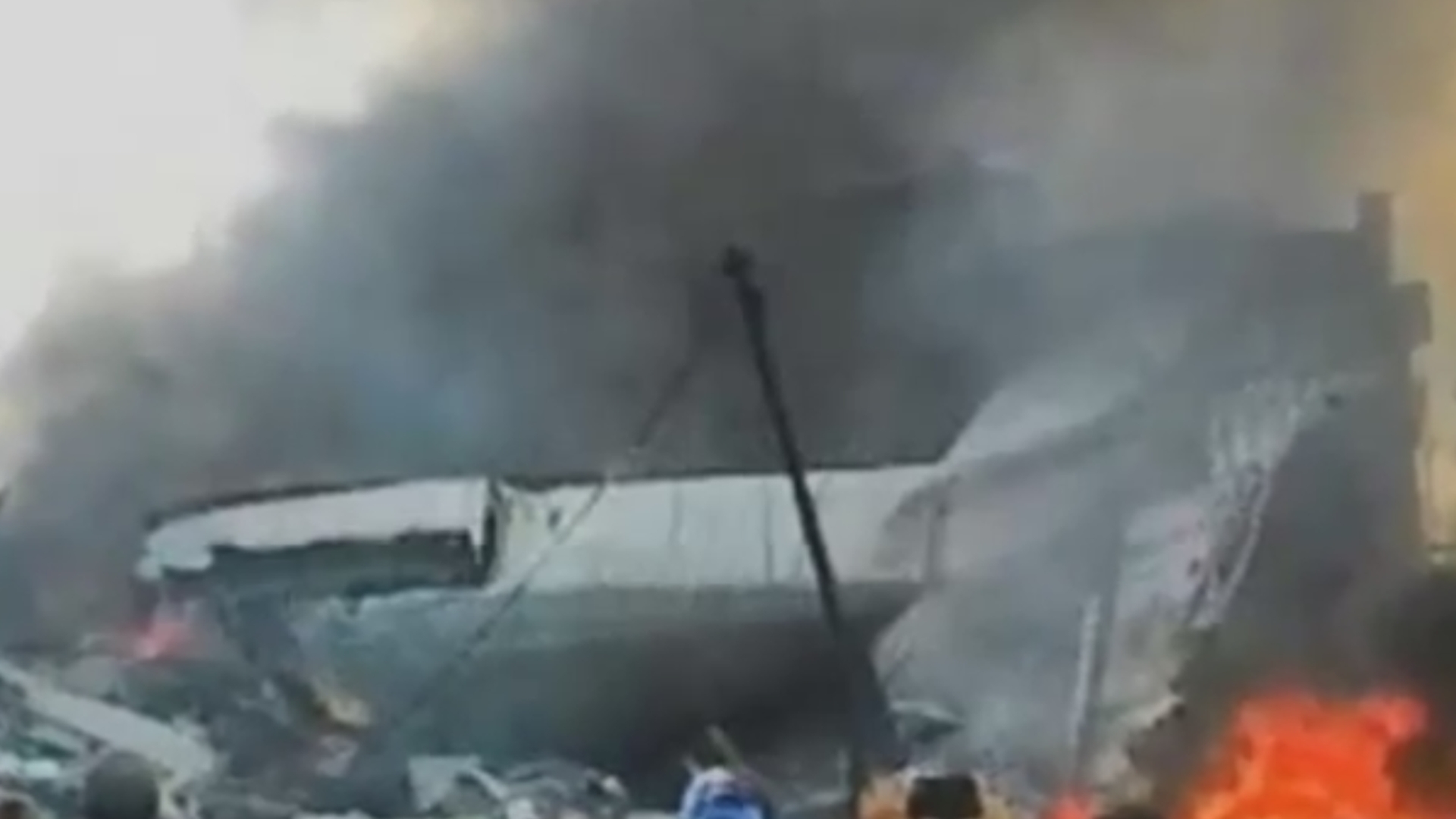 Tragedie! Un avion a cazut peste un hotel, echipele de salvare sunt la fata locului. Sunt zeci de morti si raniti