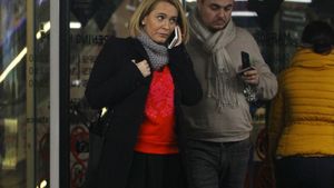 N-a scăpat-o din ochi pe ştiristă. Andreea Esca, la cumpărături de Crăciun cu bodyguardul după ea!