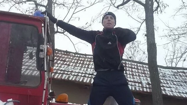 Scene scandaloase cu taranul din Braila care si-a tunat tractorul! Ce a puut sa ii faca porcului din curte dupa ce l-a taiat!