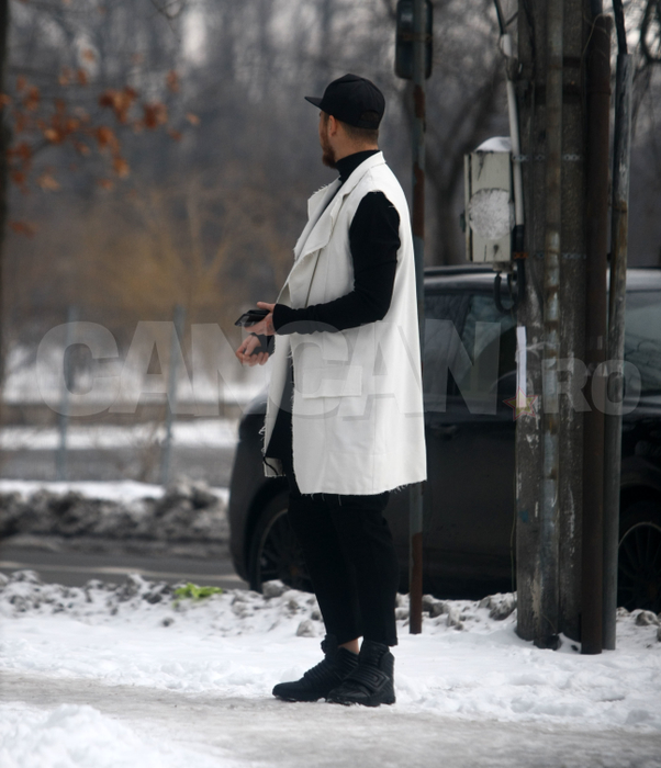 Fotbalistul poartă un fel de vestă albă, necroită