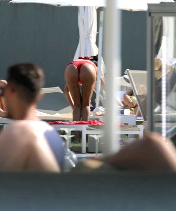 Bianca Marina, super-sexy la piscină  (Foto: CANCAN.RO)