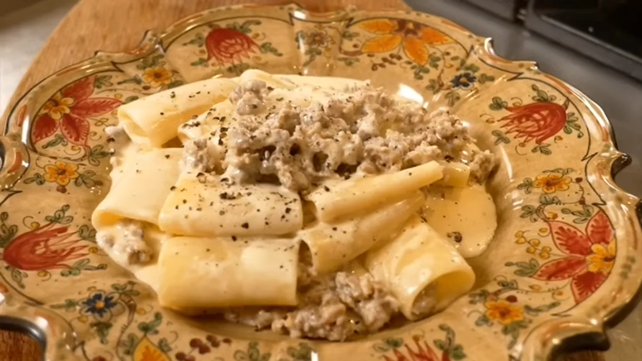 Paste cremoase cu cârnați – o poveste cremoasă despre confort, dorință și paste făcute ca în Italia