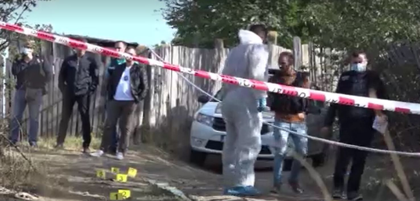 Crimă înfiorătoare în Vaslui. Trupul unui bărbat a fost găsit agățat de un gard. Criminalul l-a dezbrăcat de la brâu în jos